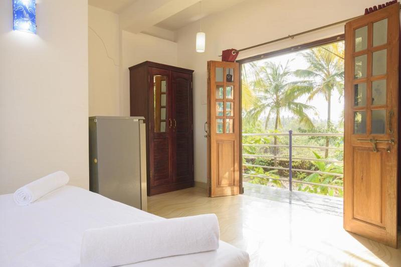 Oyo 13311 The White Feather Hotel مادريم المظهر الخارجي الصورة
